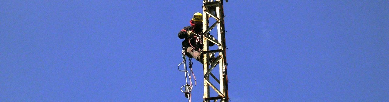 Travaux en hauteur : réparation d'une antenne par Axécime.