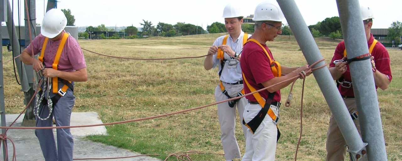 Les Formations aux travaux en hauteur Axécime sont ouvertes aux groupes et adaptés à plusieurs niveaux : moins de 10 mètres de hauteur, plus de 10 mètres de hauteur et mise en place des sécurités.